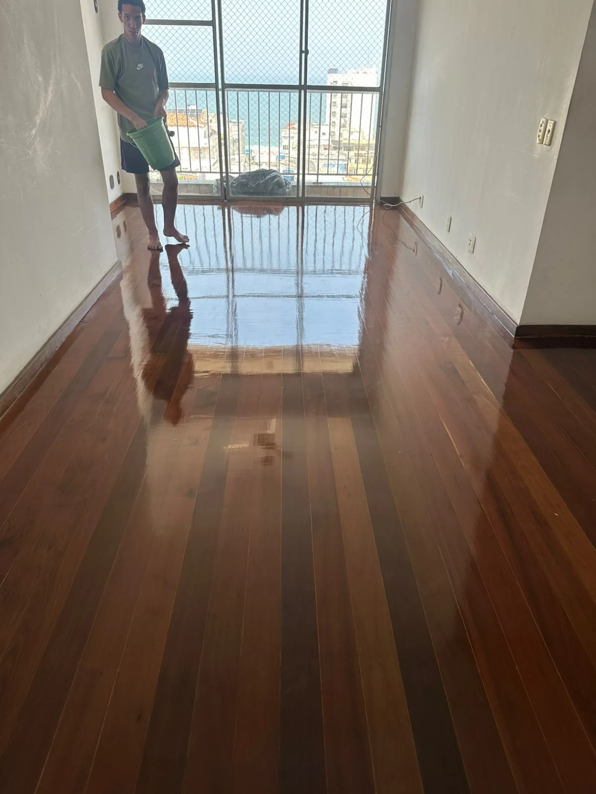 Assoalho de madeira com brilho e acabamento renovado pela Paiva Sinteko
