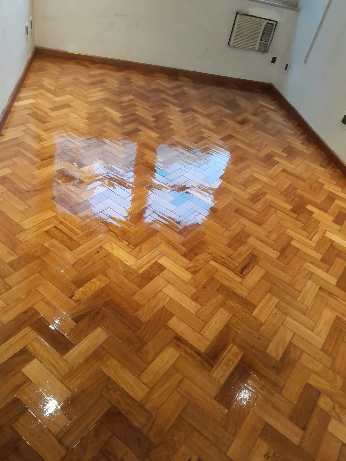 Acabamento brilhante em piso de tacos