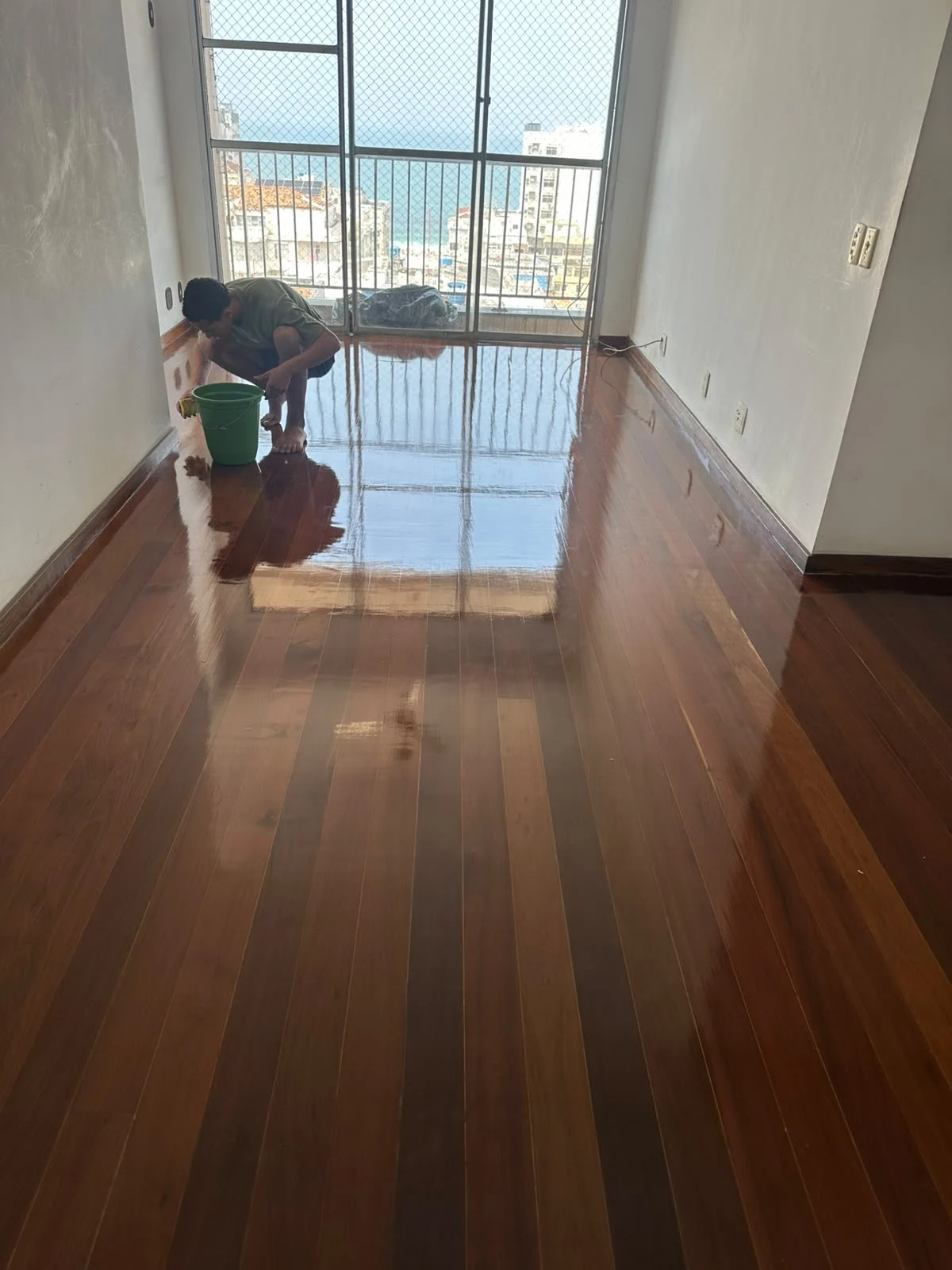 Profissional trabalhando em assoalho