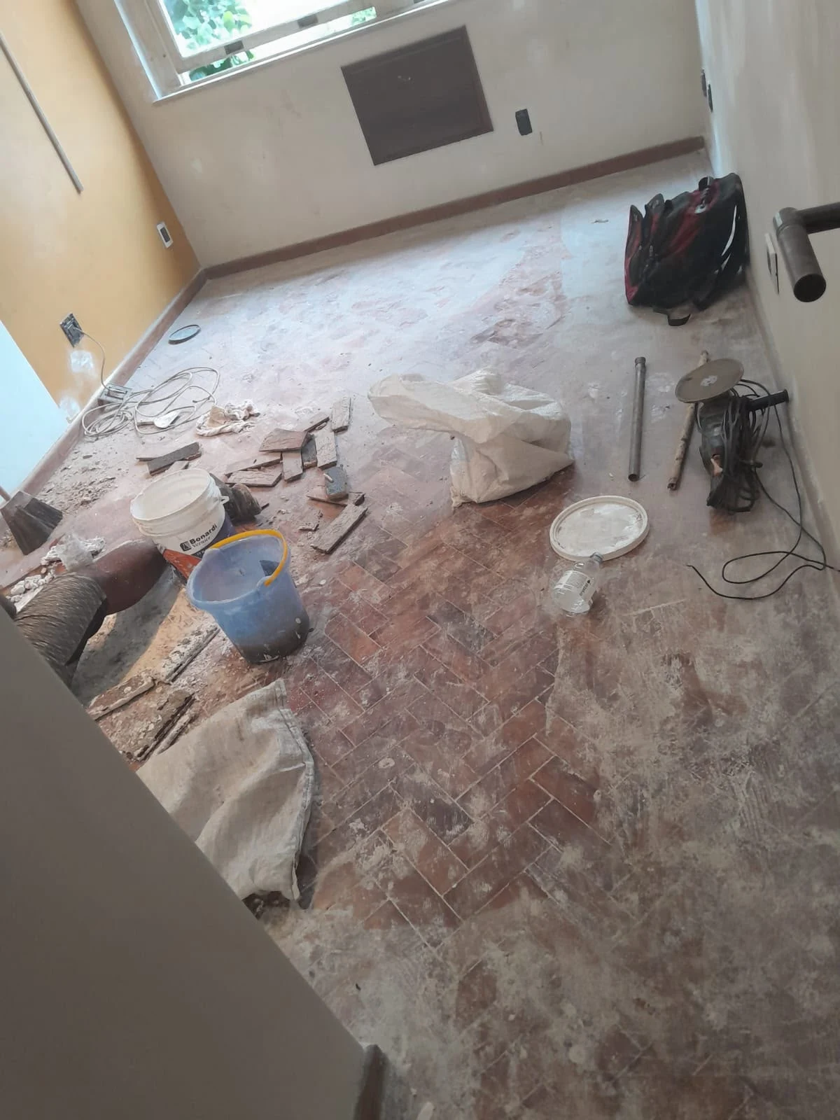Piso de tacos durante a restauração
